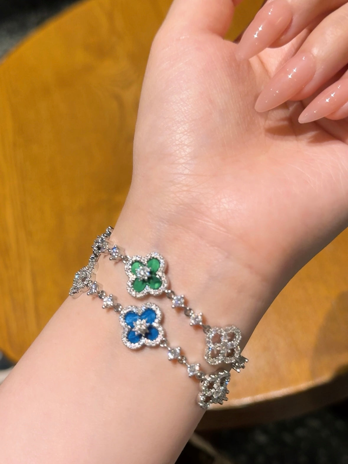 にゃ　Van Cleef & Arpels ブレスレット Lucky Spring bracelet, 5 motifs 18K rose gold, Carnelian, Mother